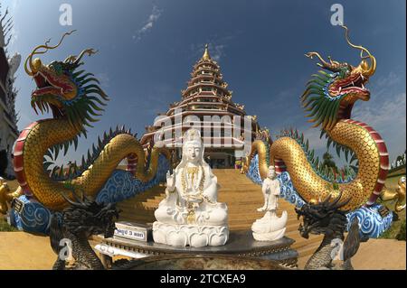 La scala con drago e statua di Guan Yin Bodhisattva al Phop Chok ThamaChedi Phra Maha Chedi al tempio Wat Huay Pla Kang a Chiang Rai, Thailandia. Foto Stock