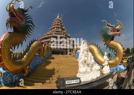 La scala con drago e statua di Guan Yin Bodhisattva al Phop Chok ThamaChedi Phra Maha Chedi al tempio Wat Huay Pla Kang a Chiang Rai, Thailandia. Foto Stock