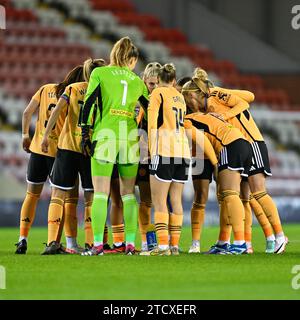 La squadra di Leicester ha un'abbuffata davanti al calcio d'inizio, durante la fa Women's League Cup Group B Match Manchester United Women vs Leicester Women al Leigh Sports Village, Leigh, Regno Unito, 14 dicembre 2023 (foto di Cody Froggatt/News Images) Foto Stock