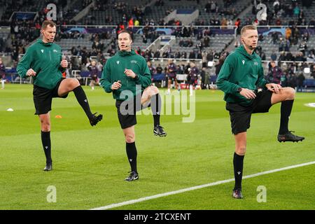 Newcastle, Regno Unito. 13 dicembre 2023. L'arbitro Danny Makkelie NED con gli assistenti arbitri Hessel Steegstra NED e Jan de Vries NED si riscaldano durante la partita Newcastle United FC vs AC Milan UEFA Champions League gruppo F al St.James' Park, Newcastle, Regno Unito il 13 dicembre 2023 credito: Every Second Media/Alamy Live News Foto Stock