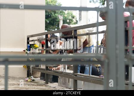 Salvador, Bahia, Brasile - 2 novembre 2018: La gente rende omaggio ai morti nel cimitero di campo Santo nella città di Salvador, Bahia. Foto Stock