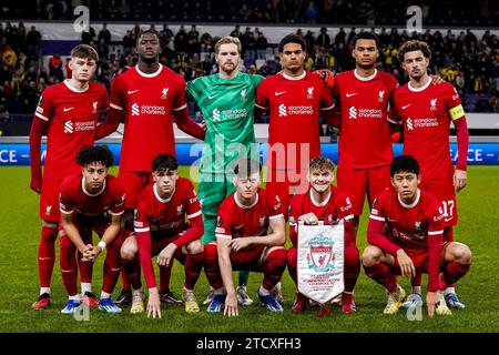 BRUXELLES, BELGIO - 14 DICEMBRE: La squadra del Liverpool posa per una foto di squadra, in fila posteriore; Conor Bradley del Liverpool, Ibrahima Konate del Liverpool, portiere Caoimhin Kelleher del Liverpool, Jarell Quansah del Liverpool, Cody Gakpo del Liverpool, Curtis Jones del Liverpool, prima fila; Kaide Gordon del Liverpool, Luke Chambers del Liverpool, Ben Doak del Liverpool, Harvey Elliott del Liverpool e Wataru Endo del Liverpool durante la partita di UEFA Europa League gruppo e tra Royale Union Saint-Gilloise e Liverpool FC al RSC Anderlecht Stadium il 14 dicembre 2023 a Bruxelles, in Belgio. (Foto di Rene Foto Stock