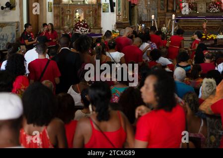 Salvador, Bahia, Brasile - 4 dicembre 2023: Candomble e credenti cattolici sono visti durante la messa per la festa di Santa Barbara a Pelourinho a Sal Foto Stock