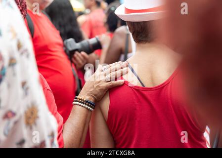 Salvador, Bahia, Brasile - 4 dicembre 2023: I fedeli si abbracciano durante un omaggio a Santa Barbara a Pelourinho, città di Salvador, Bahia. Foto Stock