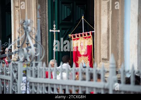 Salvador, Bahia, Brasile - 4 dicembre 2023: Fedeli cattolici e candelabri partecipano ai tributi a Santa Barbara a Pelourinho, città di Salva Foto Stock