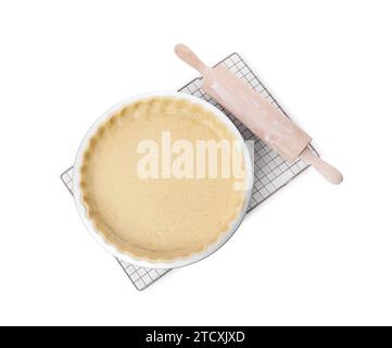 Padella per quiche con impasto fresco e matterello isolato su bianco, vista dall'alto Foto Stock