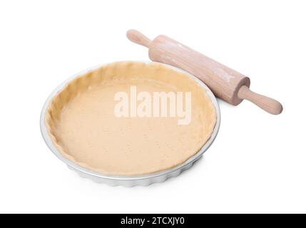 Padella per quiche con impasto fresco e matita isolata su bianco Foto Stock