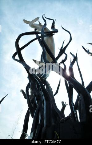 Monumento di Surabaya, Indonesia. Vista dal basso. Decorazioni con squali e coccodrilli Foto Stock