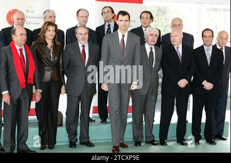 12/13/2005. MADRID 12-14-05.-il Principe delle Asturie posa con i membri del Consiglio di fondazione dell'Istituto reale Elcano, dopo l'incontro tenutosi oggi..foto ernesto acute.archdc. Crediti: Album / Archivo ABC / Ernesto Agudo Foto Stock