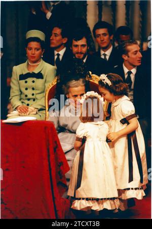 Siviglia, 18 marzo 1995. Matrimonio dell'infanta Elena e Jaime de Marichalar nella Cattedrale di Siviglia. Nell'immagine, la vedova contessa di Ripalda, madre dello sposo, durante la cerimonia con altri ospiti. Crediti: Album / Archivo ABC Foto Stock