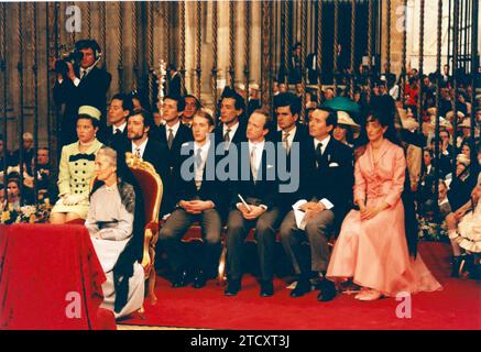 Siviglia, 18 marzo 1995. Matrimonio dell'infanta Elena e Jaime de Marichalar nella Cattedrale di Siviglia. Nell'immagine, la contessa vedova di Ripalda, madre di Don Jaime de Marichalar, durante la cerimonia, insieme ad altri ospiti. Crediti: Album / Archivo ABC Foto Stock