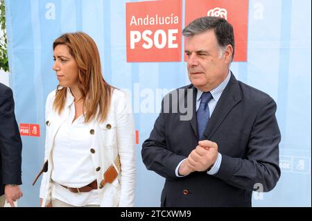 Archsev. Foto: Felipe Guzman. Siviglia, 05-14-2010. Il segretario generale del PSOE-Siviglia Jose Antonio Viera con Susana Diaz nei momenti precedenti l'invito alla riunione della Commissione esecutiva provinciale del PSOE. Crediti: Album / Archivo ABC / Felipe Guzmán Foto Stock