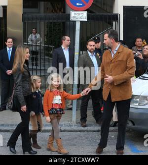 Madrid 11-25-2012 monitoraggio della situazione di sua Maestà il Re nell'ospedale di San Jose dopo la sua chirurgia dell'anca foto Jaime Garcia e Eduardo de San Bernardo Arcidc nell'immagine la visita di Ssaarr i principi delle Asturie accompagnati dalle loro figlie. Crediti: Album / Archivo ABC / Eduardo San Bernardo Foto Stock