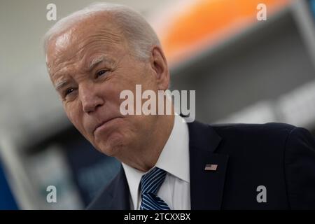 Bethesda, Stati Uniti. 14 dicembre 2023. Il presidente degli Stati Uniti Joe Biden fa osservazioni sugli sforzi della sua amministrazione per ridurre i costi dei farmaci prescritti presso il National Institutes of Health, Bethesda, Maryland, giovedì 14 dicembre, 2023. foto di Chris Kleponis/UPI Credit: UPI/Alamy Live News Foto Stock