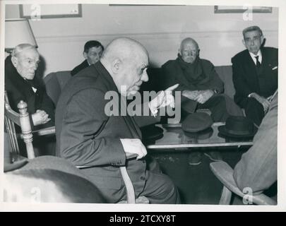 Madrid, 1966. A casa dell'ABC. Incontro dei sopravvissuti delle campagne a Cuba, nelle Filippine e a Porto Rico. Da sinistra a destra, Guillermo Pérez Aguado, Salvador Banus Rivé, Juan Bautista Esteller González, Baldomero Salavenada e Ricardo Roca Felicó. Crediti: Album / Archivo ABC / Manuel Sanz Bermejo Foto Stock