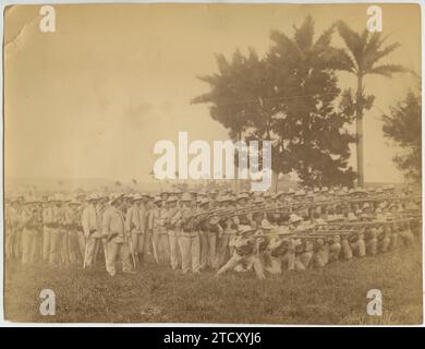 Cuba, giugno 1896. Guerra cubana. Una compagnia di fanteria che mostra la sua potenza di fuoco. Crediti: Album / Archivo ABC Foto Stock