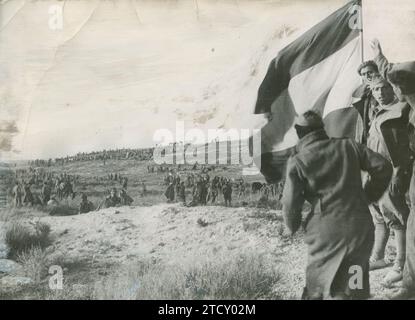 Aragon Front, marzo 1938. Guerra civile spagnola. I soldati di Franco dopo la conquista del fronte. Nell'immagine, i soldati saltano e portano bandiere. Crediti: Album / Archivo ABC Foto Stock