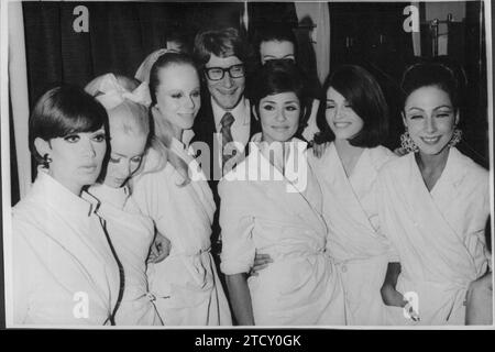 07/31/1966. Presentazione della collezione autunno inverno di Yves Saint Laurent. Nell'immagine, con alcuni modelli. Crediti: Album / Archivo ABC Foto Stock