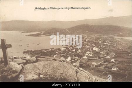 12/31/1930. Vista generale della Muxia con il monte Corpiño sullo sfondo. La stretta striscia di terra che la collega al capo è talvolta invasa dalle maree. Crediti: Album / Archivo ABC / Ramón Caamaño Foto Stock