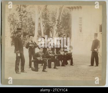 Madrid, 1895 (CA.). Istruzione militare di Alfonso XIII Nell'immagine, 1a fila, inginocchiato, sinistra. A destra, Alfonso XIII, Eduardo Aguirre de Cárcer, Álvaro Armada (figlio del conte di Revillagigedo), Luis Armada (marchese di Santa Cruz de Rivadulla). seconda fila, in piedi, da sinistra. A destra, Pedro Díez de Rivera (conte di Almodóvar), Fernando Ramírez de Haro y Álvarez de Toledo, Luis Escrivá de Romaní (conte di Sástago), José Ramírez de Haro. L'insegnante a sinistra è Juan Loriga, conte di Grove. Crediti: Album / Archivo ABC Foto Stock