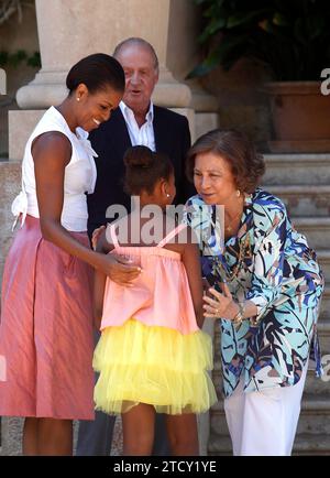 08/07/2010. 08-08-10. Palma di Maiorca. La Regina Sofia saluta Michaelle Obama e sua figlia al Marivent Palace. Roque Martinez. Crediti: Album / Archivo ABC / Roque Martínez Foto Stock