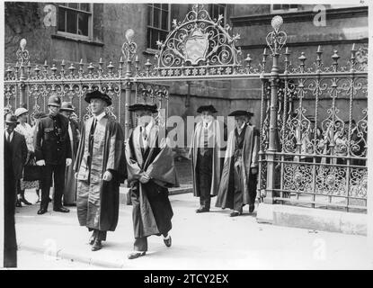 05/31/1935. I medici nominati di recente "honoris causa" dell'Università di Oxford, il Duca di Alba e Herriot, hanno già ricevuto l'investitura e nella fotografia si possono vedere uscire dall'Università accompagnati dal Sig. Bledisloe di Lidney. Crediti: Album / Archivo ABC / Ortiz Foto Stock