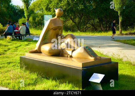 Seul, Corea del Sud - 1° ottobre 2023: Un'affascinante scultura del progetto "Heung" del fiume Han, raffigurante una madre seduta con un bambino in braccio, Foto Stock