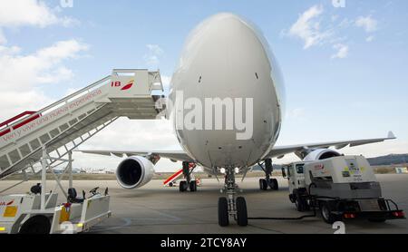 Madrid, 18/01/2016. Il presidente della Comunità di Madrid, Cristina Cifuentes, presenta, insieme al presidente dell'Iberia, Luis Gallego, il nuovo aereo A 330-200 e annuncia l'apertura dei voli diretti con Shanghai. Foto: Oscar del Pozo ARCHDC. Crediti: Album / Archivo ABC / Oscar del Pozo Foto Stock