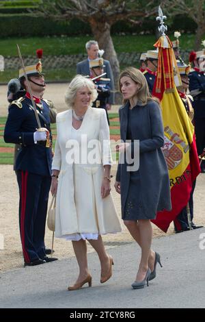 03/30/2011. D State Honors. Pardo Palace. Madrid. Spagna. Il principe di Galles e la duchessa di Cornovaglia sono ricevuti dai principi delle Asturie Don Felipe e Doña Letizia durante la visita dell'erede alla corona inglese e di sua moglie in Spagna. Foto: Di San Bernardo. ArchDC. Crediti: Album / Archivo ABC / Eduardo San Bernardo Foto Stock