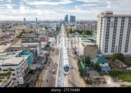 (231215) -- PECHINO. 15, 2023 (Xinhua) - questa foto aerea scattata il 17 settembre 2023 mostra la monorotaia della linea gialla a Bangkok, Thailandia. Prodotta dalla CRRC cinese Puzhen Alstom Transportation Systems Limited e gestita da agenzie tailandesi, la monorotaia "Yellow Line" ha iniziato le operazioni commerciali a luglio. La "Pink Line" ha iniziato una prova pubblica il 21 novembre. Entrambe le linee di monorotaia sono dotate di treni senza conducente a costi contenuti con costi di costruzione inferiori rispetto ai sistemi di metropolitana convenzionali. I treni monorotaia di fabbricazione cinese offrono facilità di trasporto per le persone che viaggiano tra i sobborghi AN Foto Stock