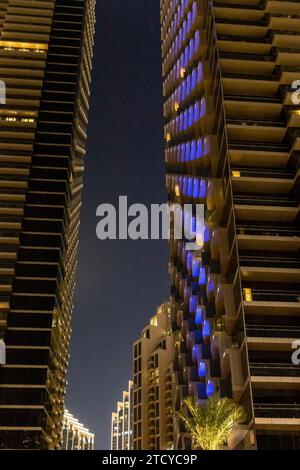 Dubai, Emirati Arabi Uniti. 13 dicembre 2023. L'architettura moderna è vista nel centro di Dubai, in una calda serata. Credito: SOPA Images Limited/Alamy Live News Foto Stock