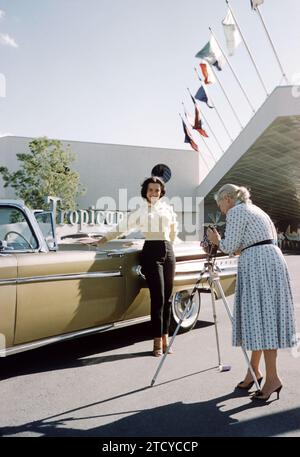 LAS VEGAS, NV - 1958: L'attrice e modella Kitty Dolan posa accanto a una Ford Edsel Citation del 1958 fuori dal Tropicana Hotel circa 1958 a Las Vegas, Nevada. (Foto di Hy Peskin) *** didascalia locale *** Kitty Dolan Foto Stock