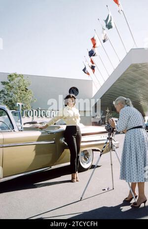 LAS VEGAS, NV - 1958: L'attrice e modella Kitty Dolan posa accanto a una Ford Edsel Citation del 1958 fuori dal Tropicana Hotel circa 1958 a Las Vegas, Nevada. (Foto di Hy Peskin) *** didascalia locale *** Kitty Dolan Foto Stock