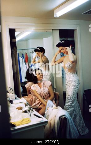 LAS VEGAS NV - 1958: attrice e modello Kitty Dolan parla con un altro showgirl ballerino in spogliatoio presso il Tropicana Hotel circa 1958 a Las Vegas, Nevada. (Foto di Hy Peskin) *** Caption locale *** Kitty Dolan Foto Stock