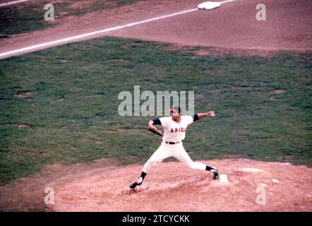 LOS ANGELES, CA - 14 GIUGNO: Il lanciatore Bo Belinsky n. 36 dei Los Angeles Angels lancia durante una partita della MLB contro i Minnesota Twins il 14 giugno 1962 al Dodger Stadium di Los Angeles, California. (Foto di Hy Peskin) *** didascalia locale *** X8546 Foto Stock