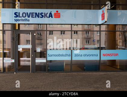 Nitra, Slovacchia - 10 dicembre 2023: Filiale Slovenska sporitelna (SLSP) nel centro commerciale Mlyny di Nitra. Slovenska sporitelna è il più grande com Foto Stock