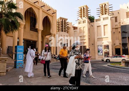 Dubai, Emirati Arabi Uniti. 14 dicembre 2023. I turisti camminano sugli alleati del Souk Madinat Jumeirah, un mercato in una parte vecchia della città nel centro di Dubai, in una calda serata. Credito: SOPA Images Limited/Alamy Live News Foto Stock