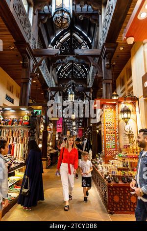 Dubai, Emirati Arabi Uniti. 14 dicembre 2023. I turisti camminano sui vicoli del Souk Madinat Jumeirah, un mercato in una parte vecchia della città nel centro di Dubai, in una calda serata. Credito: SOPA Images Limited/Alamy Live News Foto Stock