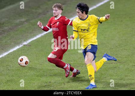 Il difensore dell'Union Saint-Gilloise Koki Machida (28) combatte con il centrocampista del Liverpool Harvey Elliott (19) durante la partita di Europa League tra Royale Union Saint Gilloise e Liverpool a lotto Park, Anderlecht, Belgio il 14 dicembre 2023. (Foto di ProSportsImages/AFLO credito: Aflo Co. Ltd./Alamy Live News Foto Stock