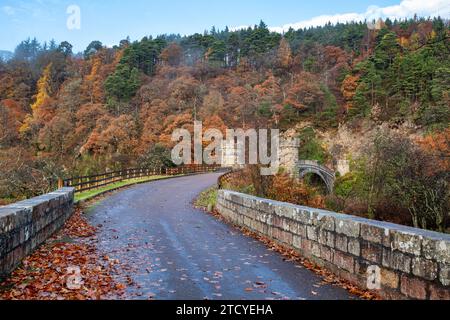 L'Old Craigellachie Bridge sul fiume Spey nel tardo autunno. Craigellachie, Morayshire, Scozia Foto Stock