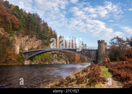 L'Old Craigellachie Bridge sul fiume Spey nel tardo autunno. Craigellachie, Morayshire, Scozia Foto Stock