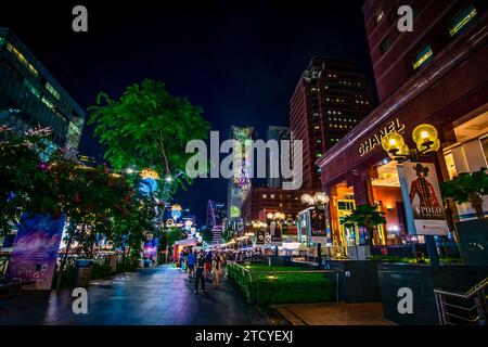 Luci e decorazioni natalizie lungo Orchard Road, Singapore. Foto Stock