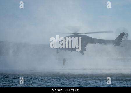 Operatori MARCOS che si stanno schierando dalla Indian Navy Helicopter Foto Stock