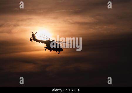 UN HAL Dhruv della Marina Indiana alle celebrazioni del giorno della marina Foto Stock