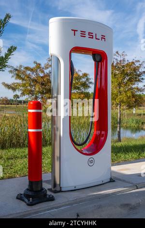 Stazione Tesla Supercharger EV lungo la i-95 presso Buc-ees a Datona Beach, Florida. (USA) Foto Stock