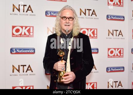 Foto del file datata 20/01/16 di Billy Connolly con lo Special Recognition Award raffigurato dietro le quinte ai National Television Awards 2016, alla O2 Arena di Londra. Sono state aperte le candidature per un premio ispirato a uno dei comici più amati della Scozia, ma si spera che siano stati avvertiti che dovrebbero essere "gallus". Ogni singolo, spettacolo, gruppo o collettivo che si esibisce al Glasgow International Comedy Festival il prossimo anno è idoneo a presentare una candidatura per il Sir Billy Connolly Spirit of Glasgow Award prima del 15 gennaio. Data di emissione: Venerdì 15 dicembre 2023. Foto Stock