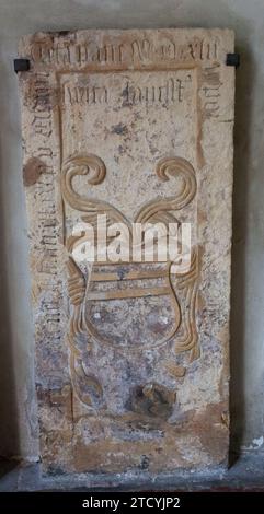 Una stele intagliata e anche con iscrizioni sui bordi esterni. Foto Stock