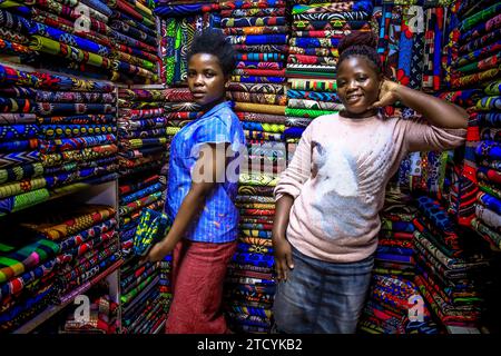 I commercianti sono in pausa per una foto in un negozio di tessuti in Biashara Street il 19 ottobre 2023 a Nairobi, Kenya. Afrowema (una moda etica e sostenibile Foto Stock