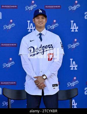 Los Angeles Dodgers Shohei Ohtani indossa ufficialmente Dodger Blue per la prima volta oggi, cinque giorni dopo aver annunciato un contratto decennale per una montagna storica di denaro, mentre viene presentato durante una conferenza stampa al Dodger Stadium di Los Angeles giovedì 14 dicembre 2023. Foto di Jim Ruymen/UPI Foto Stock