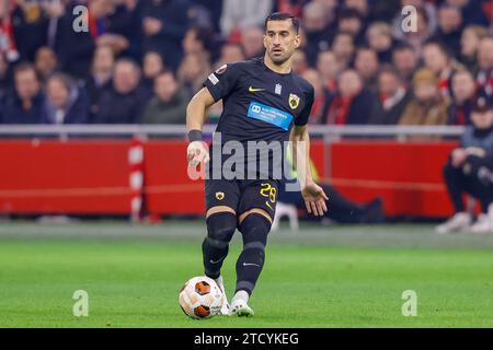 AMSTERDAM, PAESI BASSI - 14 DICEMBRE: Ehsan Hajsafi (AEK Athene) controlla la palla durante la partita del gruppo B - UEFA Europa League 2023/24 dell'AFC Ajax a Foto Stock